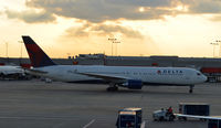 N125DL @ KATL - taxi Atlanta - by Ronald Barker