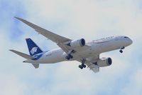 N965AM @ LFPG - Boeing 787-8 Dreamliner, Short approach rwy 08R, Roissy Charles De Gaulle Airport (LFPG-CDG) - by Yves-Q