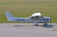 PH-TWK @ EDNY - Cessna 172S Skyhawk SP [172S-8533] Friedrichshafen~D 03/04/2009 - by Ray Barber
