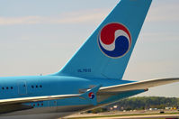 HL7613 @ KATL - Taxi to park Atlanta - by Ronald Barker