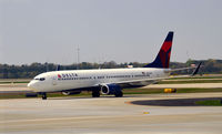 N824DN @ KATL - Taxi Atlanta - by Ronald Barker