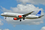 LN-RKK @ EGLL - On short finals at LHR