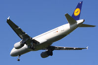 D-AIZH @ EDDL - Arriving - by Günter Reichwein