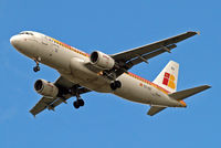 EC-IEG @ EGLL - Airbus A320-214 [1674] (Iberia) Home~G 30/04/2015. On approach 27R. - by Ray Barber