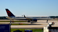 N6700 @ KATL - Taxi to park Atlanta - by Ronald Barker