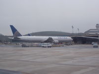 N76054 @ EWR - United Boeing 767-400ER - by Christian Maurer