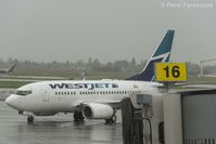 C-GWSI @ CYVR - Arriving at B-wing. - by Remi Farvacque