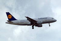 D-AILK @ EGLL - Airbus A319-114 [0679] (Lufthansa) Home~G 15/05/2010. On approach 27L.