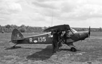 R-135 - this observer sitting in the backseat of the 54-2425 gets a helping hand Ermelo NL LAS 298Sq badge - by Gerrit van de Veen