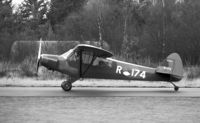 R-174 @ EHDL - 54-2464 taxiing to the GPLV hangar at Deelen - by Gerrit van de Veen