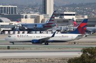 N380DA @ KLAX - Boeing 737-800 - by Mark Pasqualino