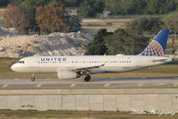 N404UA @ KTPA - United Flight 1166 (N404UA) taxis at Tampa International Airport prior to flight to Houston-Bush Intercontinental Airport - by Donten Photography