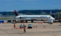 N992DL @ KDCA - Gate 21 National - by Ronald Barker