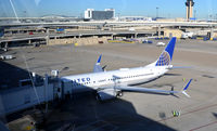 N76517 @ KDFW - Gate E5 DFW - by Ronald Barker