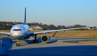 D-AIKB @ KCLT - Taxi CLT - by Ronald Barker