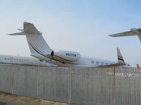 N517DW @ EGGW - over fence at luton - by magnaman