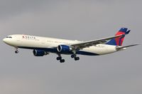 N825NW @ EHAM - Delta A333 landing in AMS cn 1679 del Nov 2015 - by FerryPNL