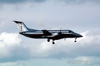 N453UE - N453UE on final - by Vern