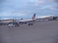 N410UA @ IAH - Airbus A320-232 - by Christian Maurer