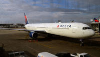 N825MH @ KDTW - Gate A60 Detroit - by Ronald Barker