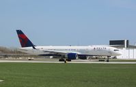 N541US @ KMKE - Boeing 757-200