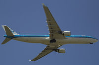 PH-AKA @ EHAM - Amsterdam - by Roberto Cassar