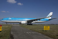 PH-AKD @ EHAM - Amsterdam - by Roberto Cassar