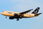 YR-LCB @ VIE - TAROM - by Chris Jilli