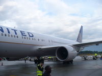 N647UA @ LSGG - Close Up View of Bird #6447 - by Christian Maurer