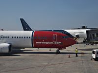 LN-DYY @ LEAL - LN-DYY at Alicante with a Titan Airways 757 in the background - by Adam Loader