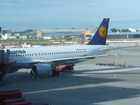 D-AIZN @ EDDH - Lufthansa A320 - by Christian Maurer