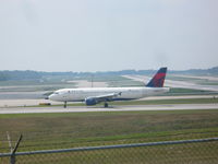 N352NW @ CVG - Airbus A320 - by Christian Maurer