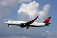 N394DL @ EKCH - N394DL about to land rw 22L - by Erik Oxtorp