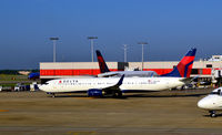 N804DN @ KATL - Taxi Atlanta - by Ronald Barker