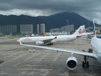 B-HWM @ VHHH - rolling by me at hkg - by magnaman