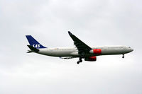 LN-RKN @ EKCH - LN-RKN landing rw 04L - by Erik Oxtorp