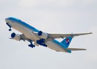 HL7575 @ KDFW - At DFW. - by paulp