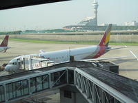 HL7506 @ ZSPD - on stand at PVG - by magnaman