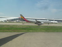 HL8286 @ ZSPD - taxying in as we taxy out - by magnaman
