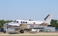 N14V @ KOSH - Beech B90