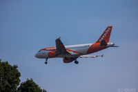 G-EZDO @ EGMC - approach to SEN - by stuart walker