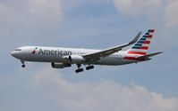 N390AA @ MCO - American