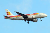 EC-HGR @ EGLL - Airbus A319-111 [1154] (Iberia) Home~G 02/06/2015. On approach 27L.