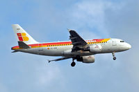 EC-HGR @ EGLL - Airbus A319-111 [1154] (Iberia) Home~G 02/06/2015. On approach 27L.