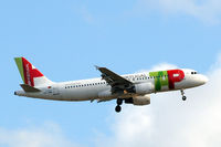 CS-TNR @ EGLL - Airbus A320-214 [3883] (TAP Portugal) Home~G 05/06/2015. On approach 27L. - by Ray Barber