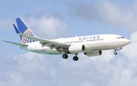 N39728 @ TNCM - United landing at TNCM