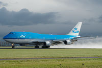 PH-BFH @ EHAM - KLM Boeing 747-400 taking off from a wet runway at Schiphol airport, the Netherlands - by Van Propeller