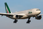I-EJGB @ VIE - Alitalia