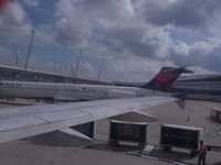 N916DL @ IND - MD-88