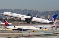 N57862 @ KLAX - United B753 departing - by FerryPNL